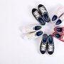 Serunya Tampil Feminin dengan Sneakers Bergaya Retro ala 70-an