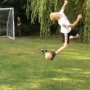 Aksi Pesepak Bola Amatir Cetak Gol ini Pukau Warganet