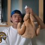 Lagi Hits di Korea, Bentuk Topi Ayam Ini Malah Rawan Bikin Lapar