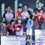 Kevin Sanjaya Bingung Berdiri Bersama Tiga 'Bapak' di atas Podium Juara