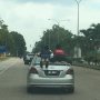 Viral 2 Bocah Beradegan Superman di Atas Mobil, Sopir Ditangkap