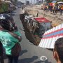 Detik-detik Kendaraan Terperosok di Proyek Underpass Kentungan, Yogyakarta