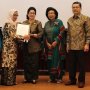 Teliti Virus Dengue, Guru Besar FKUI Terima Penghargaan dari Menkes
