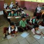 Siswa Sekolah Dasar di Rumpin Bogor Belajar Tanpa Bangku
