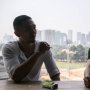 Kocak! Ini Cerita di Balik Adegan Uus Dicium Marthino Lio di Move On Aja