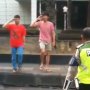 Nyaris Tabrak Penyeberang Jalan, Dua Pemuda Bali Dihukum Hormat dan Nyanyi
