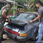 Mobil Mewah Langka Ini Nyelonong dari Hutan Perbatasan RI - Malaysia