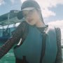 Tampil Natural, Potret Serunya Lisa BLACKPINK Berenang di Laut Hawaii