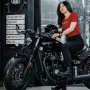 Gaya Kece Nabila Putri saat Naik Motor Yamaha Lawas, Ajak Balapan Kereta Api!