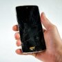 Pakai Ponsel dengan Layar Retak, Jempol Pemuda Ini Infeksi Parah