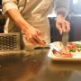 Koki Jepang Semangat Berbagi Momen Masak Yakiniku, Ekspresinya Jadi Sorotan