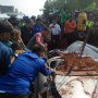 Foto Evakuasi Korban Mobil Tertimpa Truk Muatan Tanah, Masyarakat Menyemut