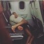 Kayak di Kereta, 2 Penumpang Pesawat Ini Viral Usai Tidur di Lantai Kabin