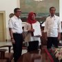 Serahkan Salinan Keppres Amnesti, Jokowi ke Baiq Nuril: Keluarga Sehat?