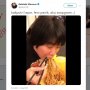 Santuy Abis, Gadis Ini Tetap Asik Makan Meski Gempa