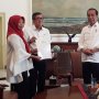 Senyum Bahagia Baiq Nuril Saat Bertemu Presiden Jokowi