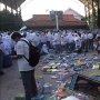 Protes Biaya Buku Mahal, Siswa MAN Bangkalan Lempar Buku Paket ke Lapangan