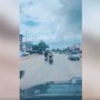 Tendang Pemotor Hingga Jatuh, Aksi Polisi Ini Picu Sindiran