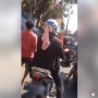 Jadi Pusat Perhatian, Pakaian Dalam Wanita ini Nyangkut di Helm Pemotor
