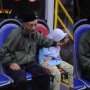 Viral Foto Kakek Korbankan Tangan agar Cucu Nyaman Tidur di TransJakarta