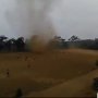 Tidak Kenal Takut, Anak-anak Sekolah Ini Malah Mainan Tornado