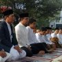 Anies Ditemani Anaknya Salat Idul Adha di Balai Kota