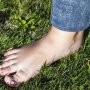 Rahasia Sehat Alami, Jalan Tanpa Alas Kaki di Atas Rumput