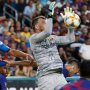 Tangan Dioperasi, Neto Batal Perkuat Barcelona di Awal Musim