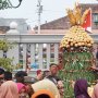 Pakai Beskap dan Blangkon, Mahfud MD Panjat Gunungan Kakung di Kepatihan