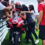 Rayakan Kemenangan di Sirkuit, Dovizioso Dipeluk 3 Penggemar Wanita