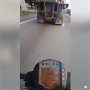 Pemotor Melaju Lewat Kolong Truk Bikin Panik Sopir dan Dihujat Warganet