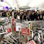 Bandara Hong Kong Digeruduk Ratusan Pengunjuk Rasa