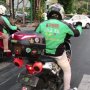 Antre Lampu Merah Sambil Joget di Atas Motor, Ojol Ini Banjir Hujatan