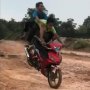 Geber Motor Bebek Layaknya Pembalap Motocross, Aksi Bocah Ini Bikin Ngilu