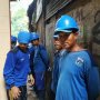 Diperintah Anies, Petugas Mulai Bongkar Reklamasi di Kali Ciliwung