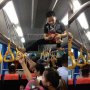 Bus Terlalu Penuh, Aksi Kondektur Bus Panjat Tiang Ini Mirip Spiderman