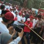 Ramaikan Lomba Tujuhbelasan, Gubernur Anies Menang Lomba Tarik Tambang