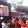 Lebih Banyak Dari Pagi, Antusiasme Warga Saksikan Penurunan Bendera Tinggi