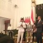 Temui Tim Paduan Suara dan Paskibraka, Jokowi Bagikan Sepatu dan Sepeda