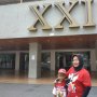 Bioskop XXI TIM Tutup, Ibu Ini Ajak Anaknya Foto untuk Kenang-kenangan