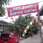 Bukan Hati-hati, Spanduk Ini Justru Himbau Pengendara karena Banyak Kucing