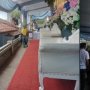 Penampakan Pelaminan Unik 'Melayang' di Tengah Jalan