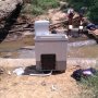 Gokil, Emak-emak Ini Nyuci Baju di Sungai Bawa Mesin Cuci