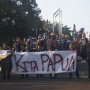 Pakai Topeng Monyet, Mahasiswa UGM Aksi Solidaritas untuk Warga Papua