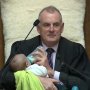 Ketua Parlemen Selandia Baru Ikut Sidang Sembari Momong Bayi