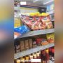Wanita Acak-acak Barang Minimarket, Warganet: Hatinya Sudah Mati