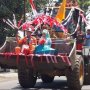 Bikin Bengong, Pengantin Ini Gunakan Excavator Buat Iringan