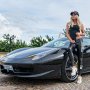 Duh, Perempuan Berjoget di Ferrari 458 Spider dalam Kondisi Begini