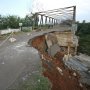 Jalan Jembatan Cipamungkas Longsor 6 Bulan, Belum Tersentuh Pemkab Bekasi