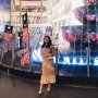 Pakai Gaun Fila KW, Wanita Ini Percaya Diri Datangi Acara Fashion Week